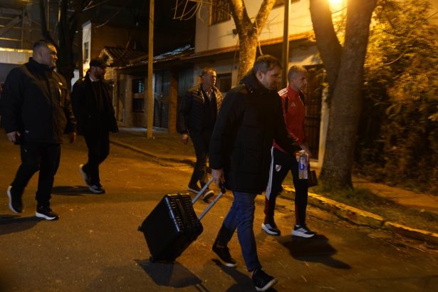 Eduardo Coudet vivió otra tarde de terror con River: cruce con plateísta, enojo por su WhatsApp y poca autocrítica en Tigre