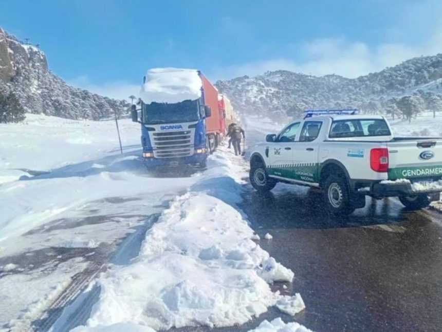 Temporal de nieve en la cordillera: hay miles de camiones varados, más de quince pasos internacionales cerrados y activan protocolos de emergencia