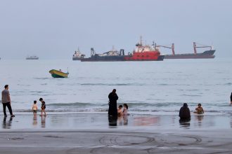 Irán afirma que el estrecho de Ormuz seguirá bloqueado hasta que Estados Unidos acepte «todas» sus condiciones