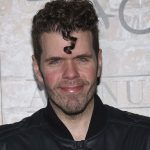 La familia de Perez Hilton aseguró que está grave y necesita cirugía tras autolesionarse en un vivo de TikTok