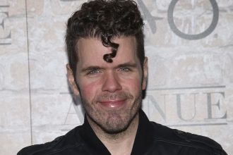 La familia de Perez Hilton aseguró que está grave y necesita cirugía tras autolesionarse en un vivo de TikTok