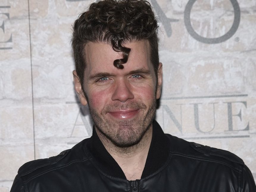 La familia de Perez Hilton aseguró que está grave y necesita cirugía tras autolesionarse en un vivo de TikTok