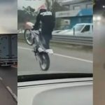 Hacía «wheelie» en la ruta, se grababa y lo subía a las redes sociales: le suspendieron la licencia hasta 2099