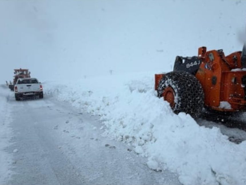 Temporal de nieve en la cordillera: los principales pasos fronterizos siguen cerrados, mientras los camiones aguardan desde hace días expuestos a temperaturas extremas