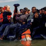 Récord: 230 migrantes cruzan en un bote inflable el Canal de la Mancha y llegan a Dover