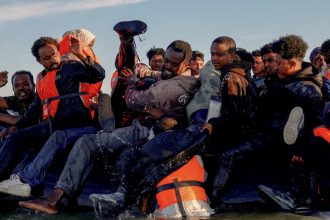 Récord: 230 migrantes cruzan en un bote inflable el Canal de la Mancha y llegan a Dover