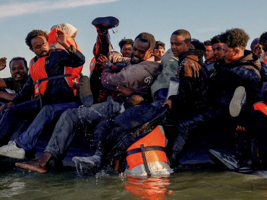 Récord: 230 migrantes cruzan en un bote inflable el Canal de la Mancha y llegan a Dover