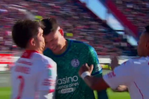 El minuto de furia de Orlando Gill: cabezazo a Blondel tras sufrir el 2-0 de Caicedo y expulsión