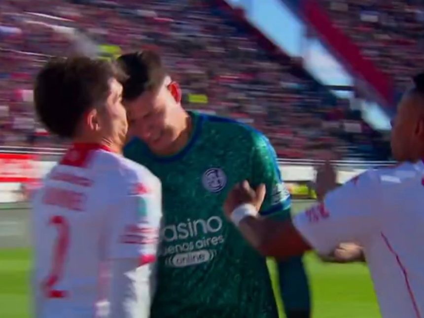El minuto de furia de Orlando Gill: cabezazo a Blondel tras sufrir el 2-0 de Caicedo y expulsión