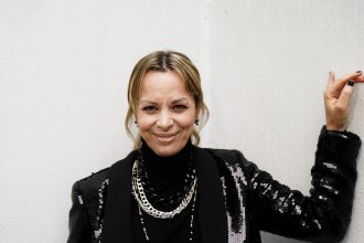 Cecilia “Caramelito” Carrizo, a 30 años del boom, el recuerdo de su hermano Martín, la reedición de sus canciones y por qué dejó la tele para priorizar la familia