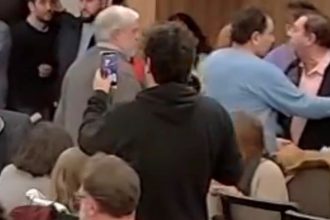 «No tienen vergüenza, caraduras», el reclamo de un padre hacia diputados por hablar mientras actuaba el Coro Nacional de Niños