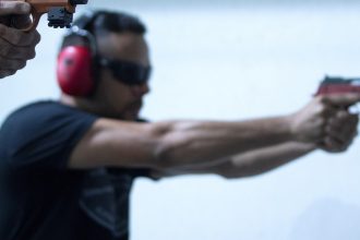 El Gobierno reglamentó la tenencia de silenciadores y miras nocturnas para armas: quiénes pueden registrarlos y cuáles son los requisitos