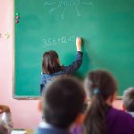 Aunque hubo una leve mejora, todavía la mitad de los chicos no termina la primaria en tiempo y forma
