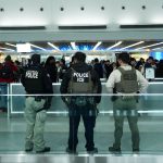 Polémica en EE.UU. porque el ICE planea usar guantes con descargas eléctricas para detener a inmigrantes “combativos”