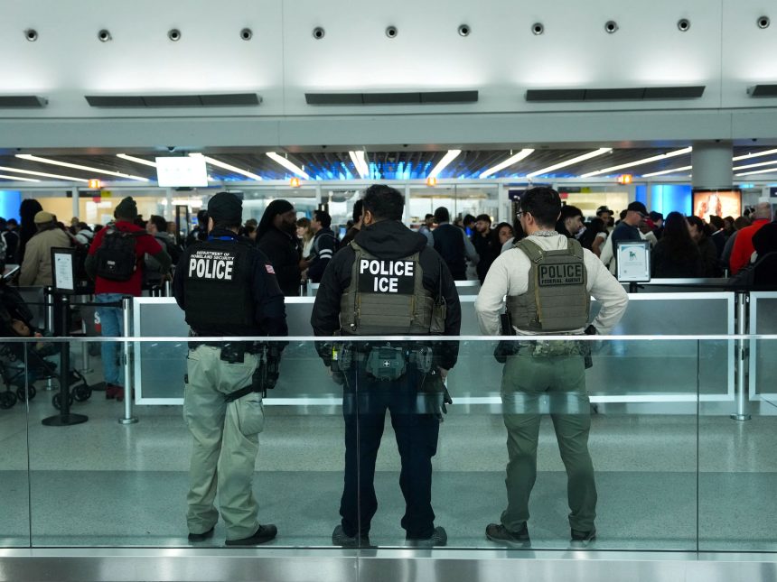 Polémica en EE.UU. porque el ICE planea usar guantes con descargas eléctricas para detener a inmigrantes “combativos”