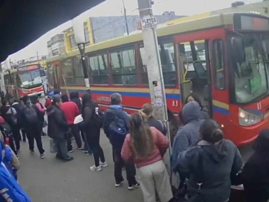 Tragedia en Moreno: intentó cruzar la calle y murió atropellada por un colectivo que hizo marcha atrás