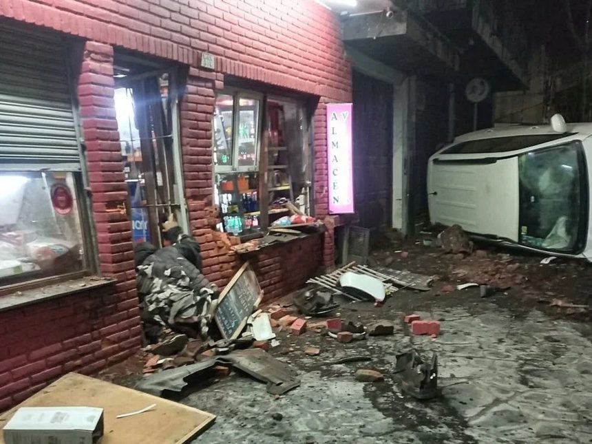 Mar del Plata: un muerto y cinco heridos por el brutal vuelco y choque de una camioneta contra un almacén