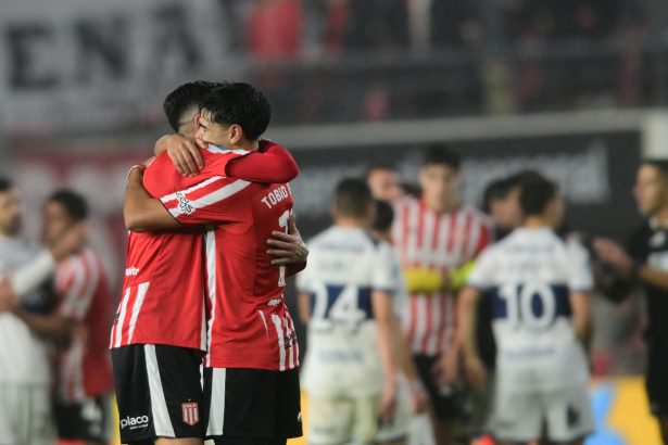 Estudiantes fue un canto a la contundencia en el clásico y aplastó a Gimnasia, que terminó con dos hombres menos y toda la bronca