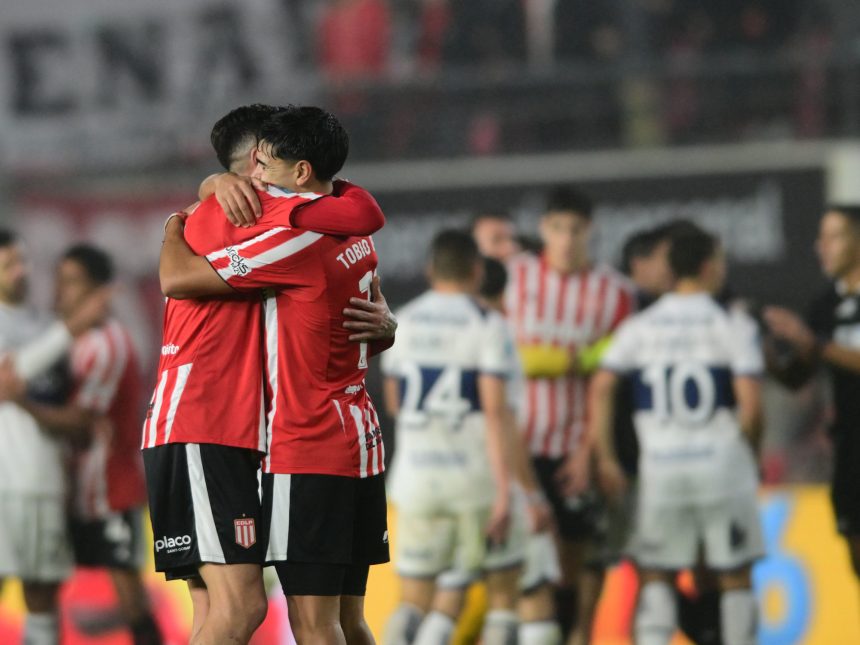 Estudiantes fue un canto a la contundencia en el clásico y aplastó a Gimnasia, que terminó con dos hombres menos y toda la bronca