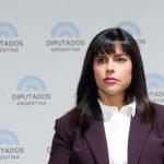 A los 30 supo que nació por vientre subrogado, milita para que a otros no les pase lo mismo y ya no ve a sus padres