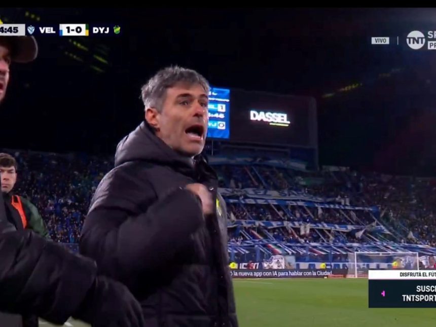 Guillermo Barros Schelotto tomó del cuello a Vaccari y volaron piñas: bochornoso final en Vélez vs Defensa y Justicia