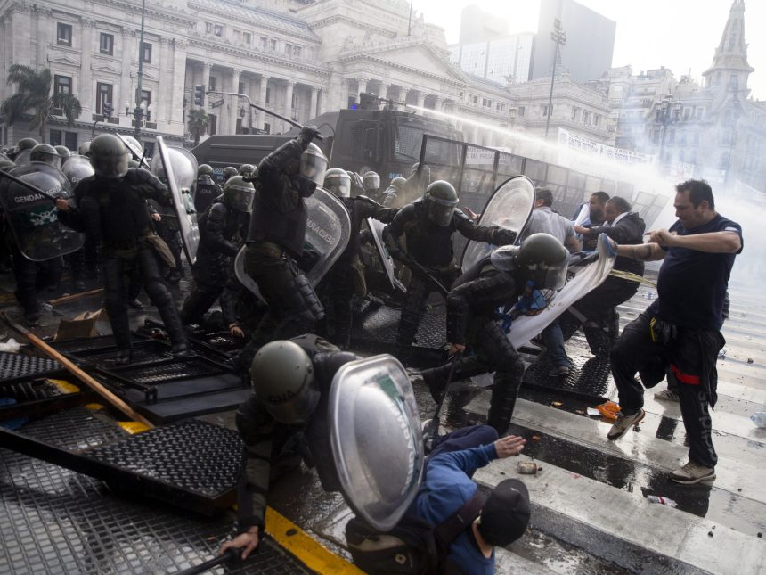 Uno de los detenidos por los incidentes tras el debate de la Ley Bases ofreció pagar 250 mil pesos para suspender el juicio: fue rechazado