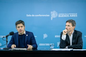 «Sí hay una pistola en la cabeza»: Kicillof en una cruzada contra Milei por el endeudamiento y la morosidad de las familias