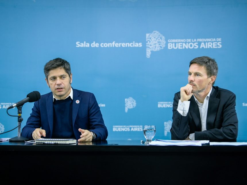 «Sí hay una pistola en la cabeza»: Kicillof en una cruzada contra Milei por el endeudamiento y la morosidad de las familias