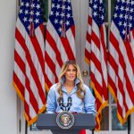 Después de un mes, Melania reapareció en medio de las especulaciones sobre la cercana relación de Trump y su asistente