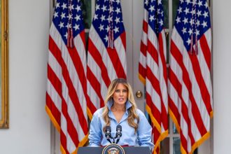 Después de un mes, Melania reapareció en medio de las especulaciones sobre la cercana relación de Trump y su asistente