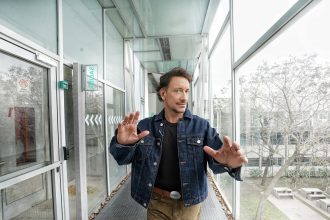 Nicolás Vázquez, el hombre orquesta y taquillero de la Calle Corrientes vuelve a la TV para conducir Popstars y transmitirles a las participantes que “si pude yo, pueden ustedes”