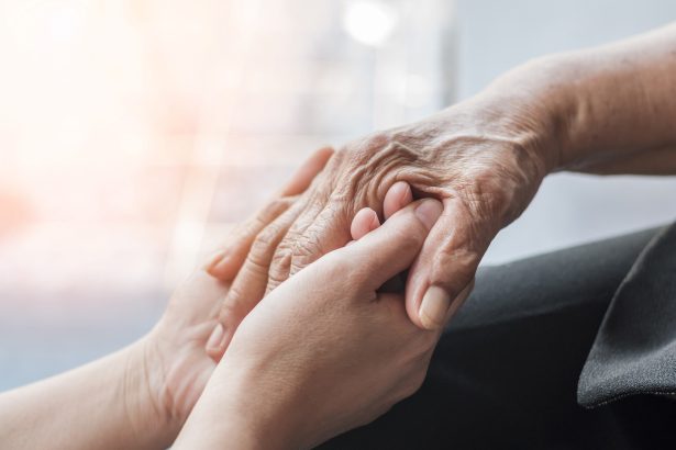 «El momento previo a morir»: la advertencia de un experto sobre un cambio clave en el cuidado de la gente mayor