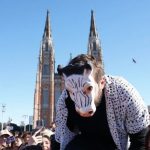 «Batalla cultural» en La Plata: un therian se coló en un match de farmear aura y lo sacaron volando