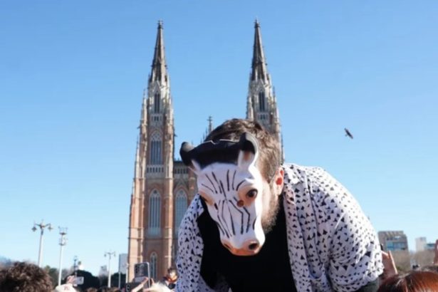 «Batalla cultural» en La Plata: un therian se coló en un match de farmear aura y lo sacaron volando