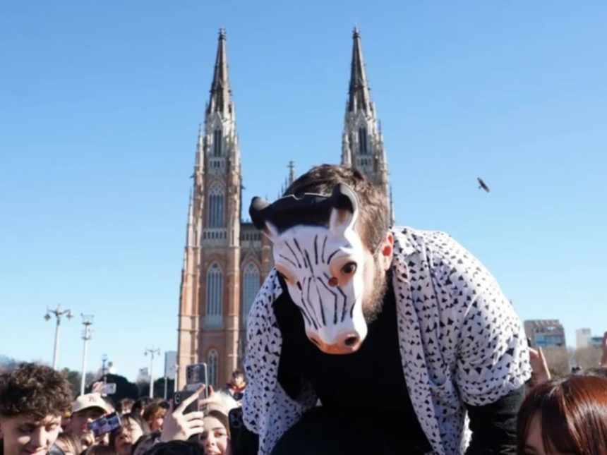«Batalla cultural» en La Plata: un therian se coló en un match de farmear aura y lo sacaron volando