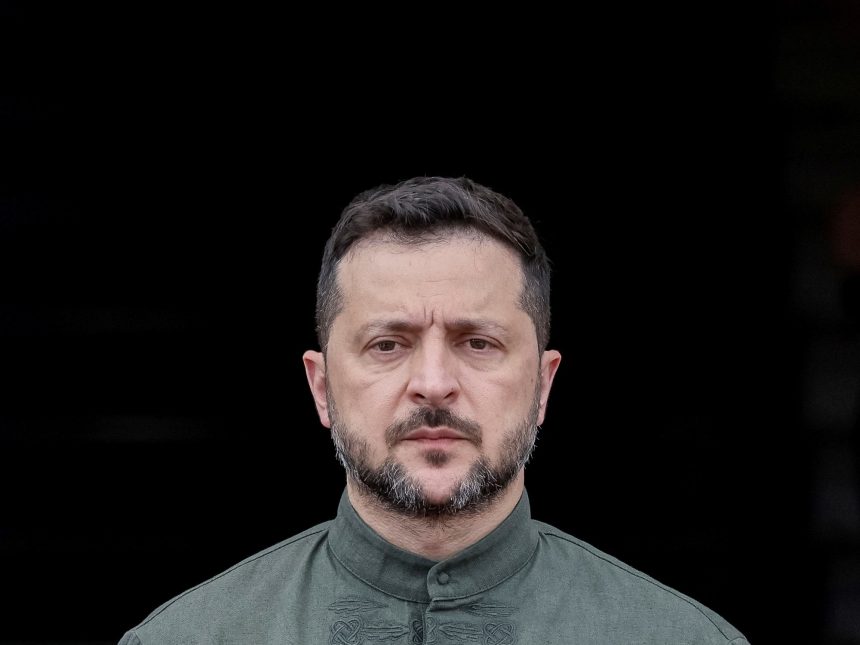 Zelenski quiere comandar Ucrania hasta el final de la guerra con Rusia y dice que llamar ahora a elecciones sería «un tsunami»