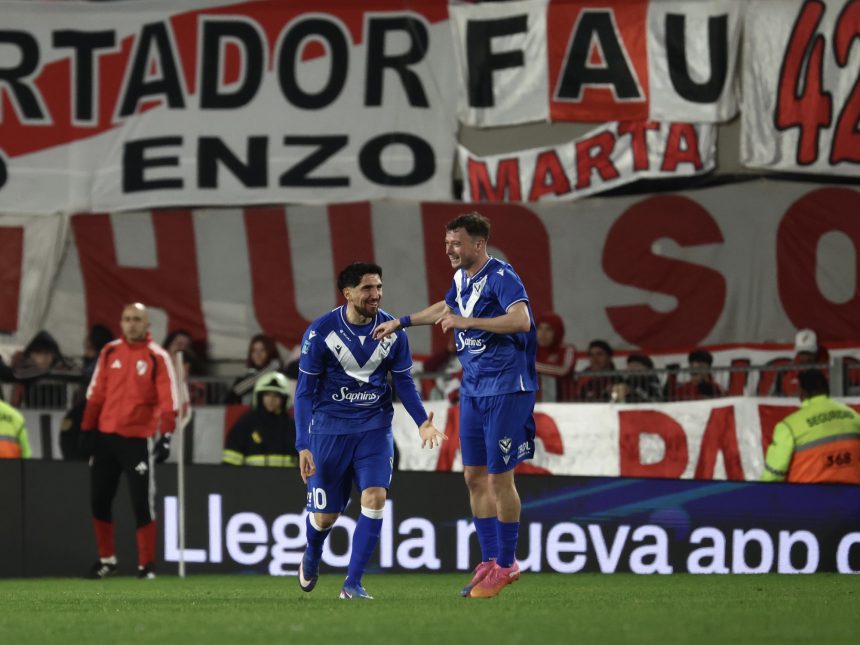 River le ganaba 2-0 a Vélez, pero se durmió y el equipo de Guillermo se llevó un empate de un Monumental otra vez caliente