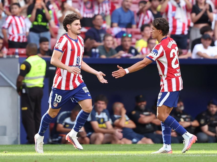 Lluvia de silbidos para Julián Alvarez en su vuelta al Atlético de Madrid, que empató con uno menos y gol de Giuliano Simeone