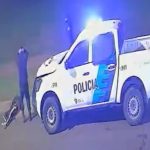 Un patrullero de la Policía Bonaerense iba a asistir una emergencia del 911 y atropelló a un peatón en Don Orione