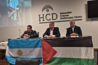 Escándalo en Zárate: el peronismo armó un acto pro Palestina en el Concejo Deliberante, embanderó el recinto, y hubo repudios