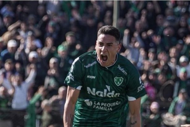 Sarmiento es pura ilusión: derrotó a Estudiantes de La Plata, sumó su cuarto triunfo consecutivo y es líder del Torneo Clausura