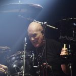 El histórico baterista de AC/DC Chris Slade anunció su retiro de los escenarios a los 79 años: el motivo