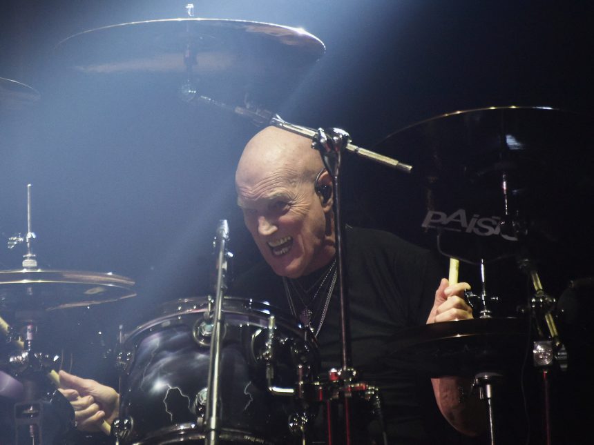 El histórico baterista de AC/DC Chris Slade anunció su retiro de los escenarios a los 79 años: el motivo