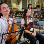 La hermosa aventura de 18 chicos del conurbano bonaerense que fueron a tocar tango y música clásica a París