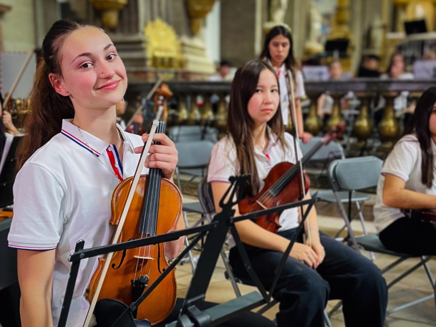 La hermosa aventura de 18 chicos del conurbano bonaerense que fueron a tocar tango y música clásica a París