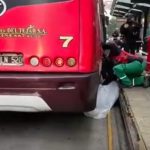Tragedia en Colegiales: una jubilada bajaba del colectivo, se le enganchó un pie y murió tras ser arrastrada en un carril del Metrobus