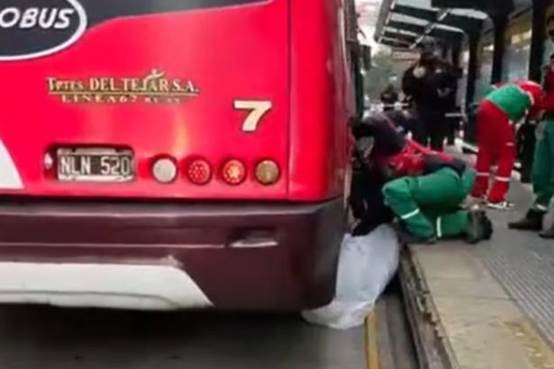 Tragedia en Colegiales: una jubilada bajaba del colectivo, se le enganchó un pie y murió tras ser arrastrada en un carril del Metrobus