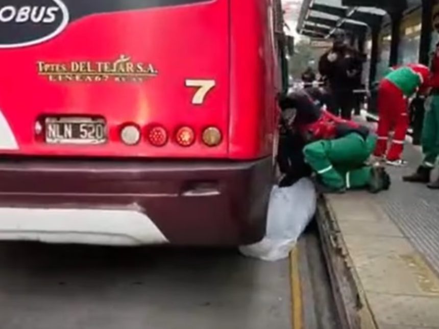 Tragedia en Colegiales: una jubilada bajaba del colectivo, se le enganchó un pie y murió tras ser arrastrada en un carril del Metrobus