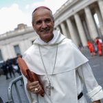 Un cardenal muy cercano al Papa advirtió que la carrera armamentista y la Inteligencia Artificial podrían llevar «hacia el fin del mundo»