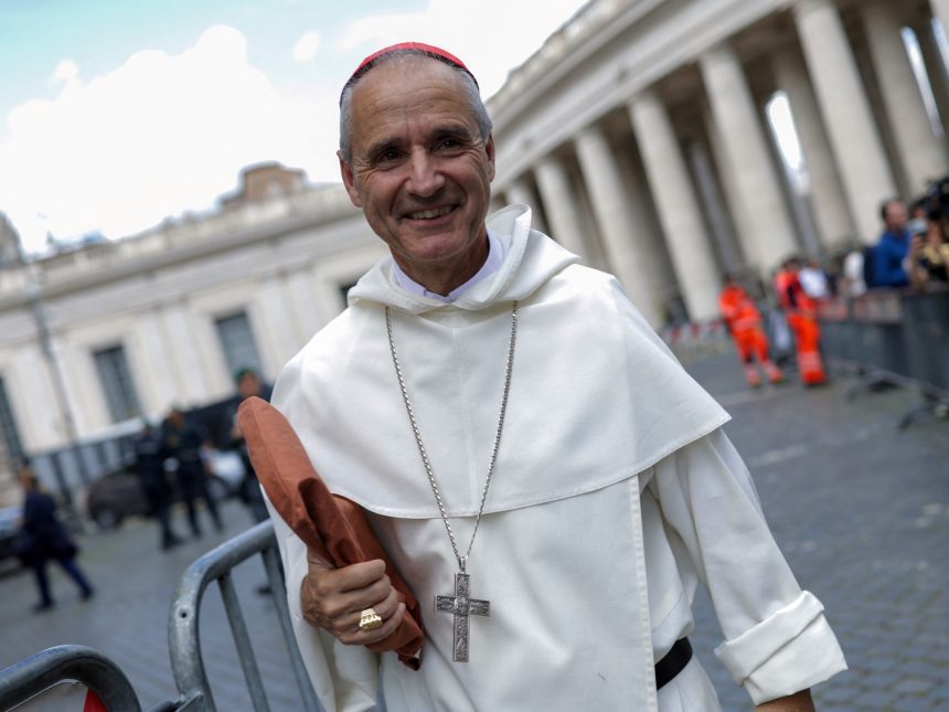 Un cardenal muy cercano al Papa advirtió que la carrera armamentista y la Inteligencia Artificial podrían llevar «hacia el fin del mundo»